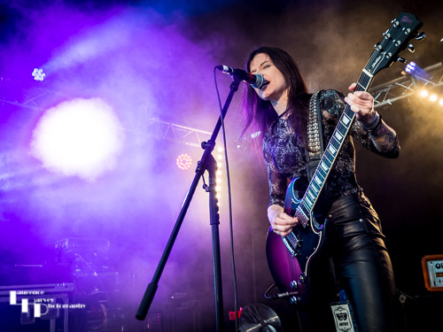 Häxan: Sam Bolderson on vocals & guitar