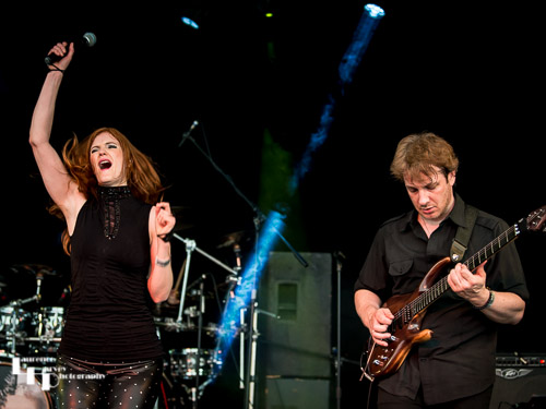 Hayley Griffiths Band: Hayley Griffiths on vocals & Mathieu Spaeter on guitar
