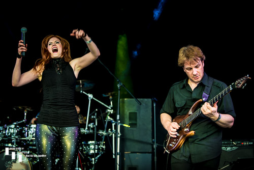 Hayley Griffiths Band: Hayley Griffiths on vocals & Mathieu Spaeter on guitar