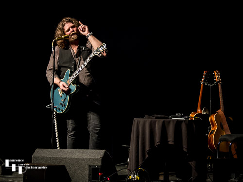 JD Simo on guitar & vocals