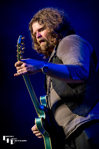 JD Simo on guitar & vocals