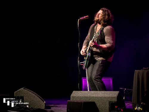 JD Simo on guitar & vocals