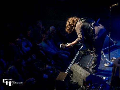 JD Simo on guitar & vocals