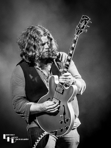 JD Simo on guitar & vocals