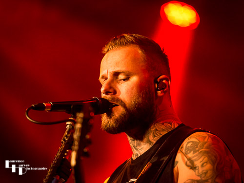 Kris Barras on guitar & vocals