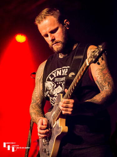 Kris Barras on guitar & vocals