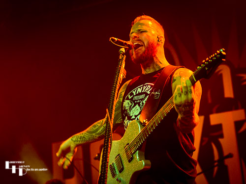 Kris Barras on guitar & vocals