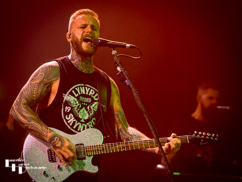 Kris Barras on guitar & vocals