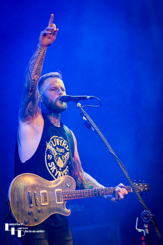 Kris Barras on guitar & vocals
