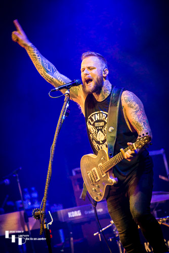 Kris Barras on guitar & vocals