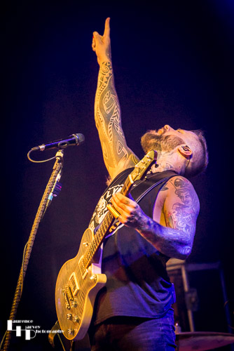 Kris Barras on guitar & vocals