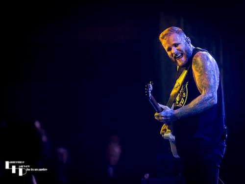 Kris Barras on guitar & vocals