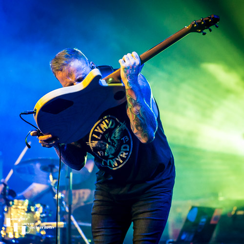 Kris Barras on guitar & vocals
