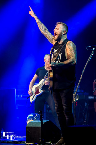 Kris Barras on guitar & vocals
