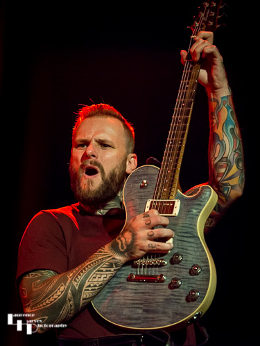Kris Barras on guitar