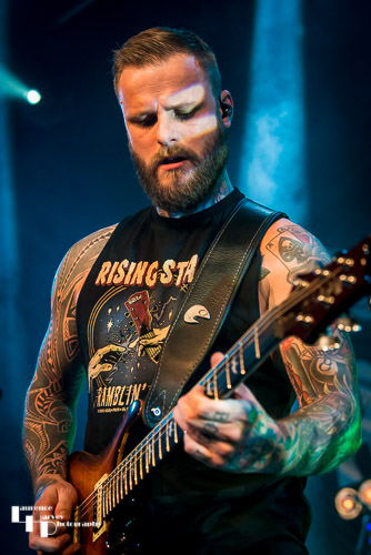 Kris Barras on guitar & vocals