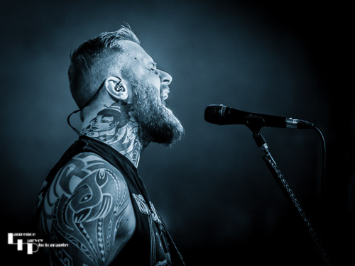 Kris Barras on guitar & vocals