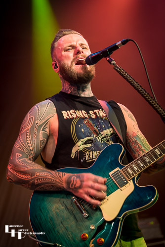 Kris Barras on guitar & vocals