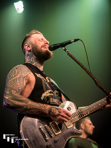 Kris Barras on guitar & vocals