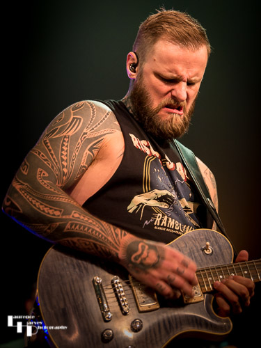 Kris Barras on guitar & vocals