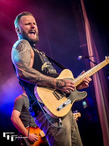 Kris Barras on guitar & vocals