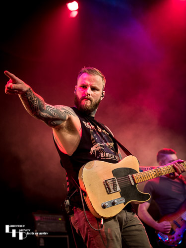 Kris Barras on guitar & vocals