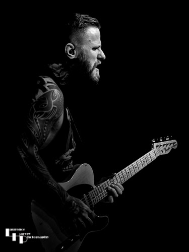 Kris Barras on guitar & vocals
