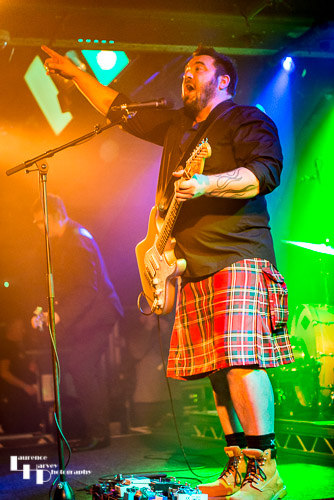 Alan Nimmo on guitar & vocals
