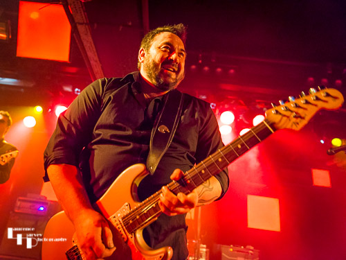 Alan Nimmo on guitar & vocals
