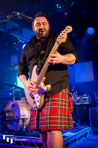 Alan Nimmo on guitar & vocals