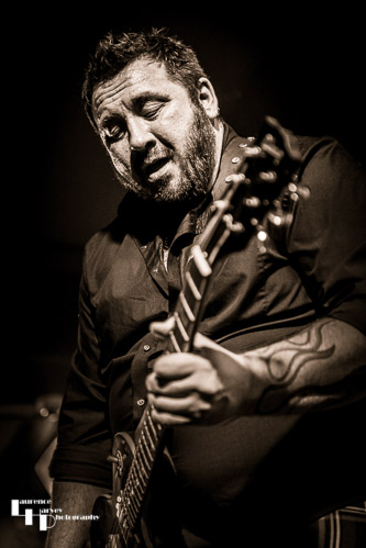 Alan Nimmo on guitar & vocals