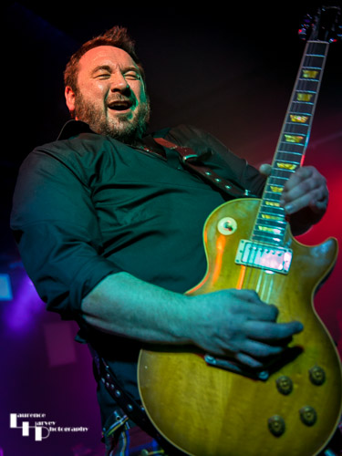 Alan Nimmo on guitar & vocals