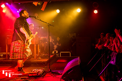 Alan Nimmo on guitar & vocals