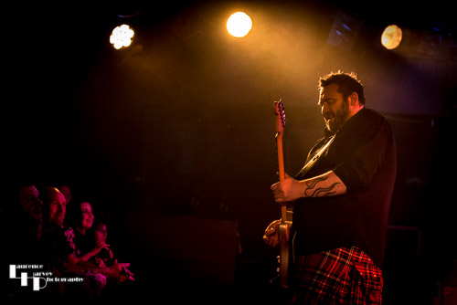Alan Nimmo on guitar & vocals