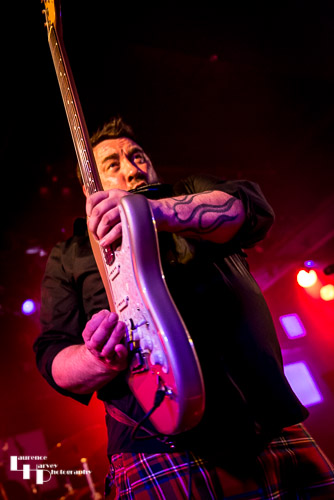 Alan Nimmo on guitar & vocals