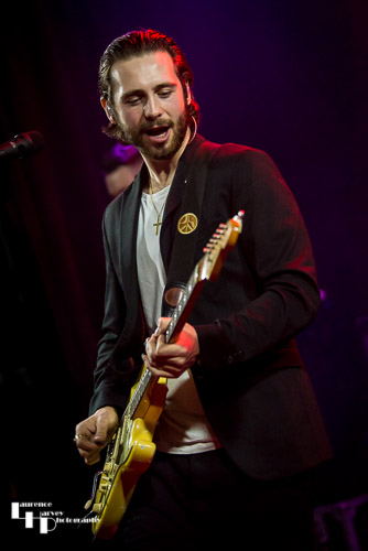 Laurence Jones on guitar & vocals
