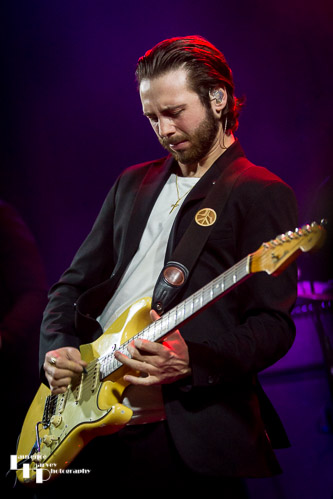 Laurence Jones on guitar & vocals