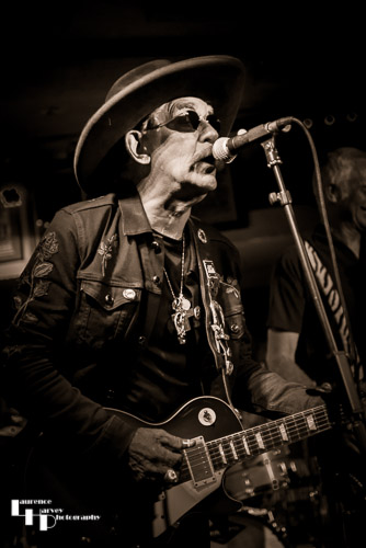 Lightnin' Willie on vocals & guitar