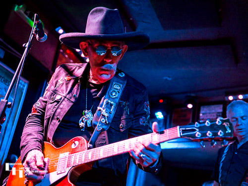 Lightnin' Willie on vocals & guitar
