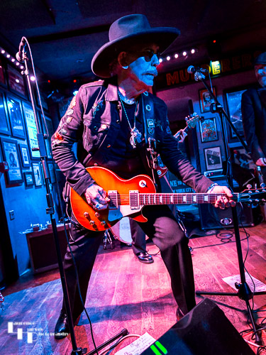 Lightnin' Willie on vocals & guitar