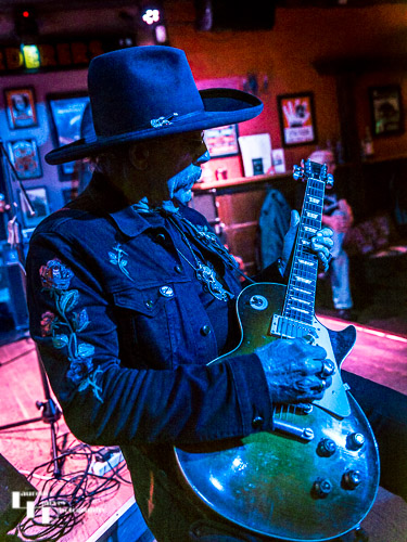 Lightnin' Willie on vocals & guitar