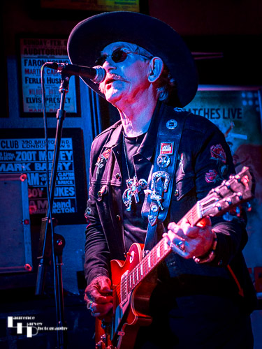 Lightnin' Willie on vocals & guitar