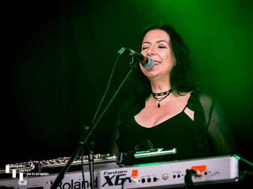 Mostly Autumn: Angela Gordon on keyboards & vocals