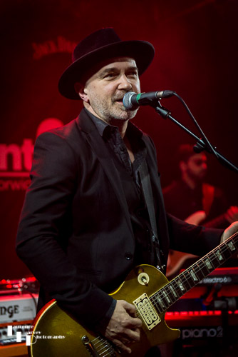 Matt Pearce on vocals & guitar