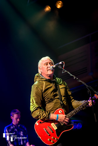Dennis Greaves on vocals & guitar