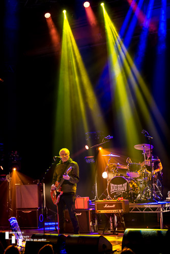 Dennis Greaves on vocals & guitar