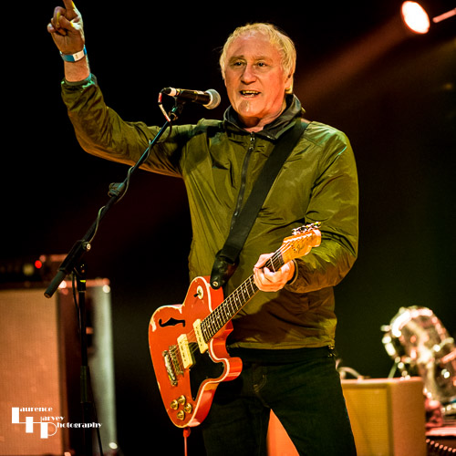 Dennis Greaves on vocals & guitar