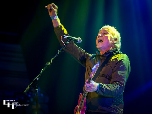 Dennis Greaves on vocals & guitar