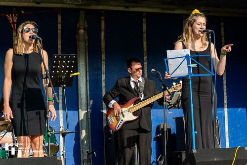 Natalie Emms & Alice Levey on vocals, Andy Bull on bass