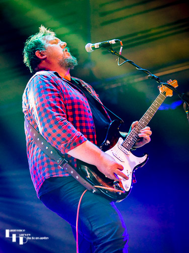 Stevie Nimmo on guitar & vocals